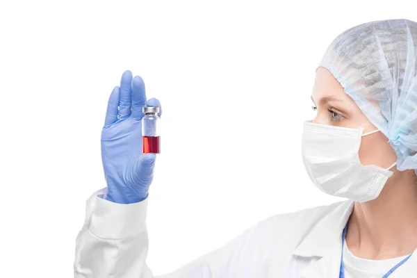 Muito Jovem Enfermeira Farmacêutico Uniforme Protetor Máscara Segurando Pequena Garrafa — Fotografia de Stock