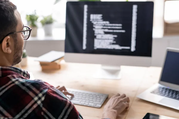 Parte Del Joven Desarrollador Software Masculino Sentado Junto Mesa Frente — Foto de Stock