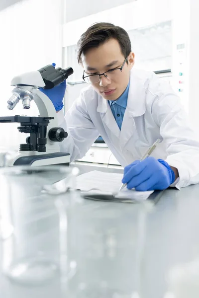 Chinese Mannelijke Laboratoriummedewerker Handschoenen Whitecoat Het Maken Van Aantekeningen Notitieblok — Stockfoto