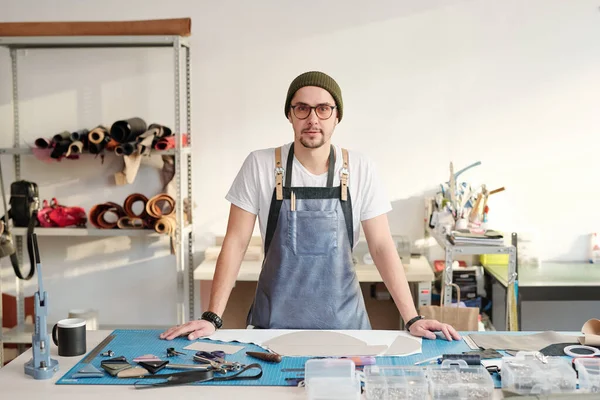 Jonge Creatieve Meester Schort Muts Stand Tafel Met Werkbenodigdheden Voor — Stockfoto