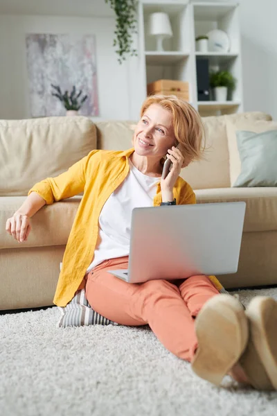 Cheerful Mature Blond Businesswoman Laptop Smartphone Consulting Clients While Working — Stock Photo, Image