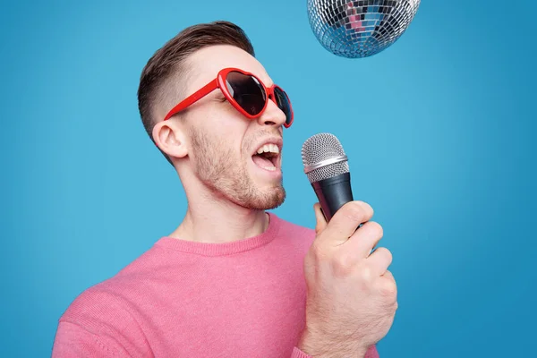 Joven Hombre Glamoroso Con Gafas Sol Forma Corazón Jersey Rosa —  Fotos de Stock