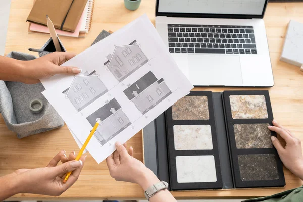 Una Las Jóvenes Diseñadoras Arquitectos Sosteniendo Papeles Con Bocetos Casa — Foto de Stock