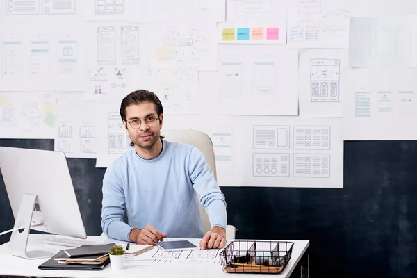 Retrato Conteúdo Bonito Designer Óculos Sentado Mesa Com Computador Escritório — Fotografia de Stock