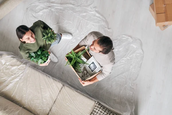 Vue Ensemble Jeune Homme Jeune Femme Heureux Avec Des Plantes — Photo