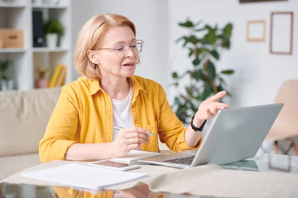 Mature Blond Businesswoman Sitting Desk Front Laptop While Using Video — Stock Photo, Image