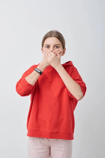 Mooie Tiener Rode Hoodie Witte Spijkerbroek Bedekken Haar Mond Door — Stockfoto