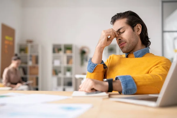 Młody Zmęczony Biznesmen Próbuje Się Skoncentrować Siedząc Przy Biurku Myśląc — Zdjęcie stockowe