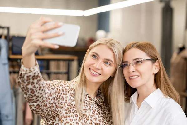 Dvě Láskyplné Ženské Konzumentky Usmívají Při Natáčení Selfie Před Kamerou — Stock fotografie