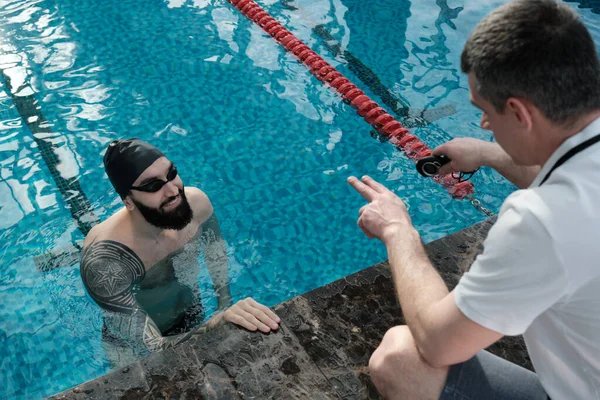 Över Axeln Syn Tränare Med Stoppur Gester Hand Samtidigt Prisa — Stockfoto