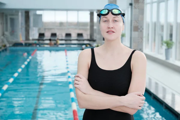 Retrato Sorridente Jovem Nadadora Confiante Óculos Boné Com Braços Cruzados — Fotografia de Stock