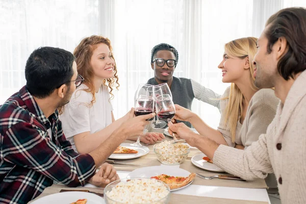 Duas Meninas Felizes Três Caras Interculturais Clinking Com Copos Vinho — Fotografia de Stock