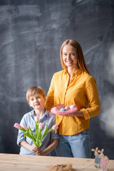 Portrét Šťastné Mladé Matky Synem Stojící Tulipány Velikonočním Hnízdem Proti — Stock fotografie