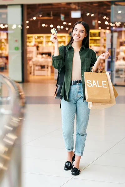 Porträtt Glad Glad Ung Kvinna Casual Outfit Med Kreditkort Och — Stockfoto