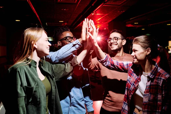 Grupp Unga Glada Interkulturella Vänner Ger Varandra Hög Fem Efter — Stockfoto