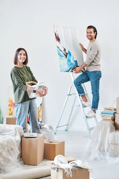 Junges Fröhliches Paar Bei Der Arbeit Wohnzimmer Mann Mit Bild — Stockfoto