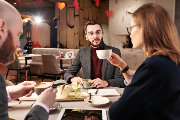 Bonito Empresário Barbudo Óculos Bebendo Café Com Parceiros Negócios Discutir — Fotografia de Stock