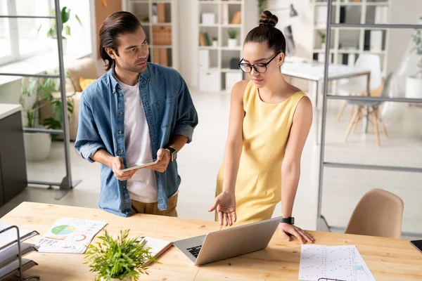 Giovane Finanziere Donna Fiduciosa Fare Presentazione Suo Collega Maschio Con — Foto Stock