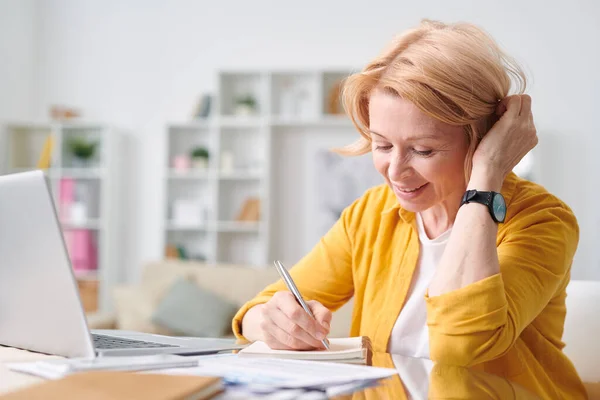 Pretty Blond Businesswoman Casualwear Planning Work Making Notes While Working — Stock Photo, Image