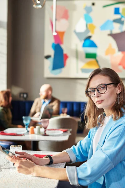 Porträtt Allvarlig Vacker Medelålders Affärskvinna Glasögon Kontrollera Post Tablett Restaurang — Stockfoto