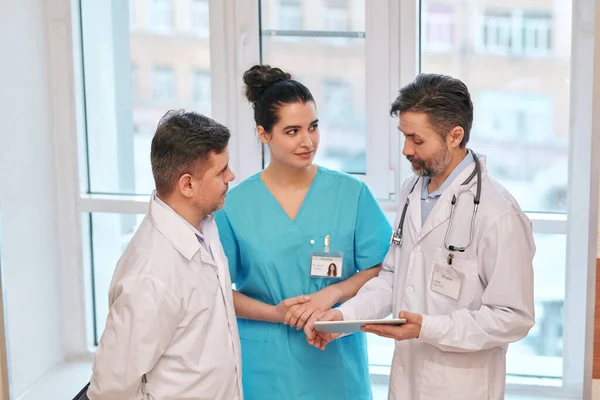 Gruppe Von Ärzten Steht Auf Dem Flur Und Verwendet Tabletten — Stockfoto