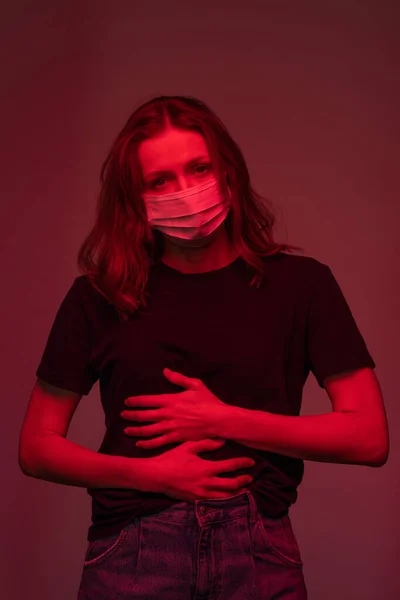 Nemocná Mladá Žena Ochranné Masce Dotýkající Jejího Břicha Zatímco Trpí — Stock fotografie