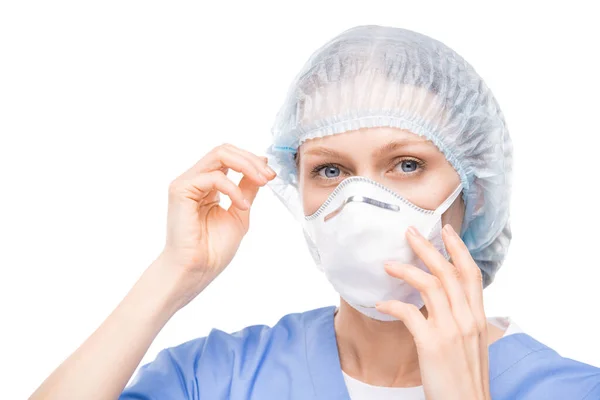 Porträtt Blåögd Kvinna Kirurgisk Mössa Sätta Respiratorisk Mask Ansiktet Mot — Stockfoto