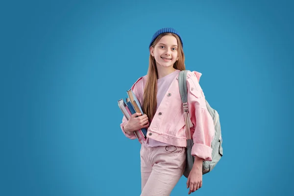 Estudante Adolescente Alegre Com Jaqueta Ganga Rosa Gorro Jeans Segurando — Fotografia de Stock