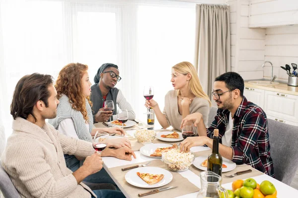 可愛いですブロンド女の子とともにワインのガラス座っています彼女の友人によって提供テーブルと発音お祝いトーストによってランチ — ストック写真