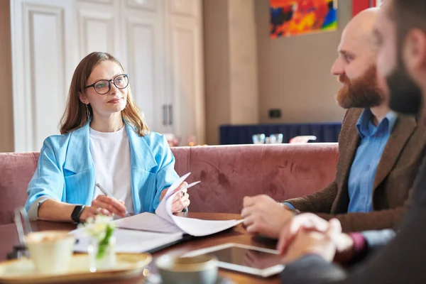 Señora Negocios Segura Contenido Anteojos Sentada Mesa Cafetería Firmando Acuerdo — Foto de Stock