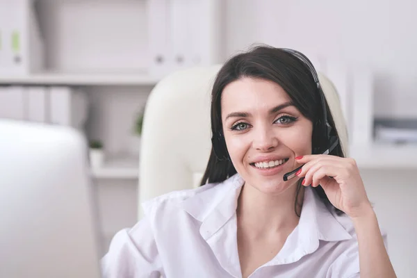 Retrato Operador Asistencia Amigable Sonriente Ajustando Los Auriculares Del Micrófono — Foto de Stock