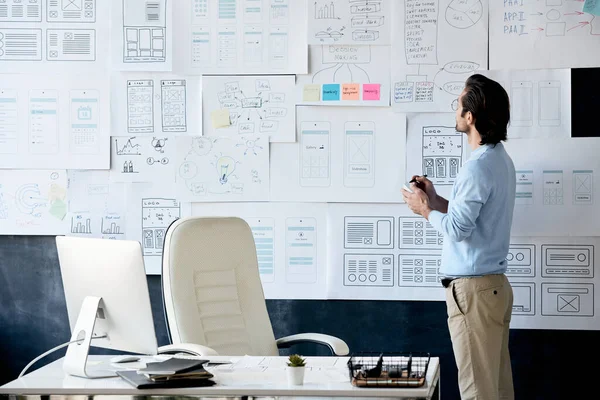 Pensive Creative Manager Analyseert Notities Planborden Tijdens Het Werken Aan — Stockfoto