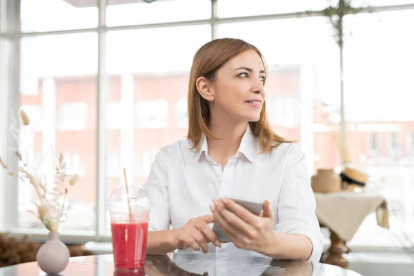 Όμορφη Νεαρή Γαλήνια Γυναίκα Κύλιση Στο Smartphone Ενώ Κάθεται Στο — Φωτογραφία Αρχείου