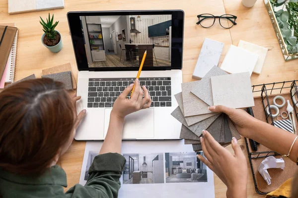 Una Las Mujeres Jóvenes Con Lápiz Apuntando Mesa Imagen Habitación — Foto de Stock