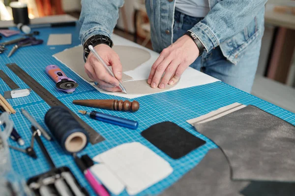 Ung Läderarbetare Denim Arbetskläder Böja Över Bordet Samtidigt Skissera Pappersmönster — Stockfoto