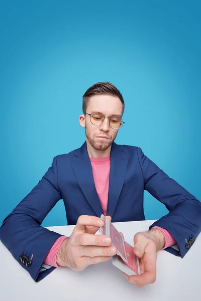 Seriös Ung Man Formalwear Och Glasögon Blanda Spelkort Medan Sitter — Stockfoto