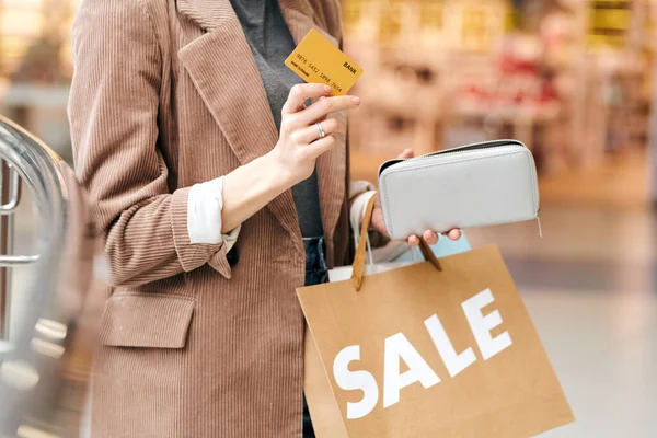 Close Mulher Irreconhecível Casaco Veludo Segurando Cartão Crédito Bolsa Enquanto — Fotografia de Stock