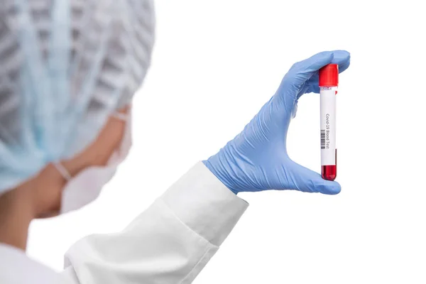 戴口罩的女病毒学家戴着手套的手 手里拿着盛有血样的瓶子 在她面前进行体格检查 — 图库照片