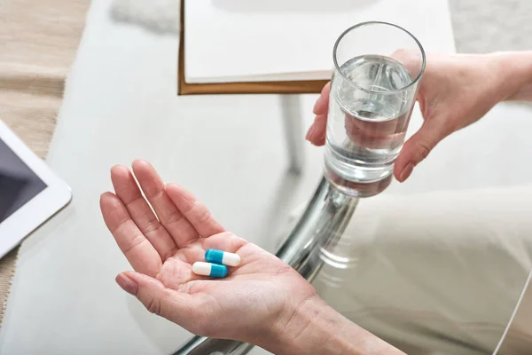 Bovenaanzicht Van Een Onherkenbare Vrouw Die Aan Een Glazen Tafel — Stockfoto