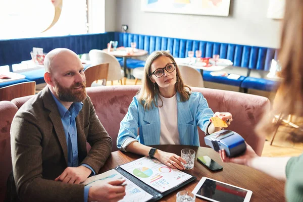 Vacker Affärskvinna Blå Jacka Med Kreditkort Samtidigt Betala För Lunch — Stockfoto
