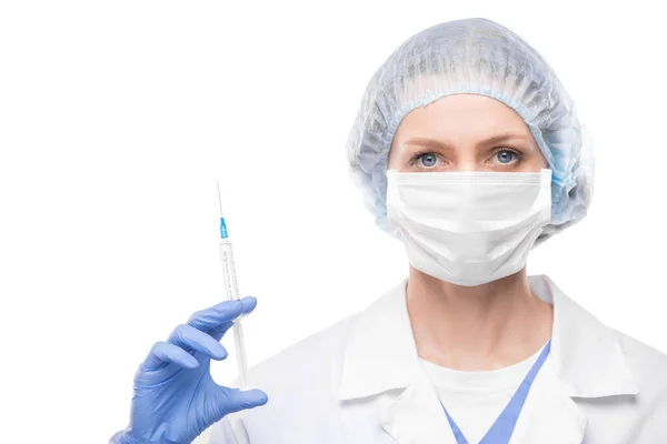 戴口罩 头戴外科帽 手持白底疫苗注射器的女医生画像 — 图库照片