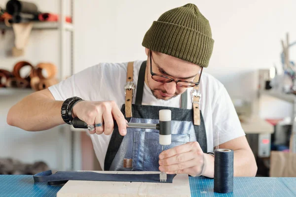 Hedendaagse Leerarbeider Ambachtsman Die Handgereedschap Gebruikt Zwart Leer Bewerken Dat — Stockfoto