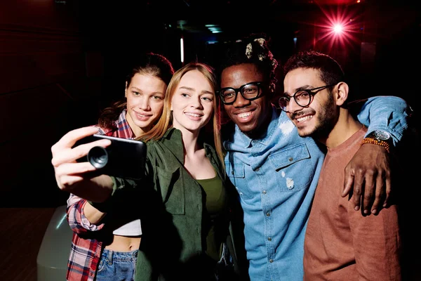Ganska Blond Flicka Som Håller Smartphone Medan Fyra Interkulturella Tillgivna — Stockfoto
