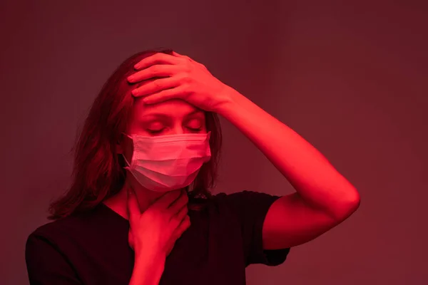 Mujer Joven Enferma Con Máscara Protectora Que Mantiene Las Manos — Foto de Stock