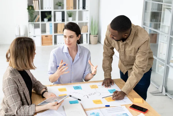 Gruppo Giovani Specialisti Creativi Multietnici Che Condividono Idee Imprenditoriali Mentre — Foto Stock