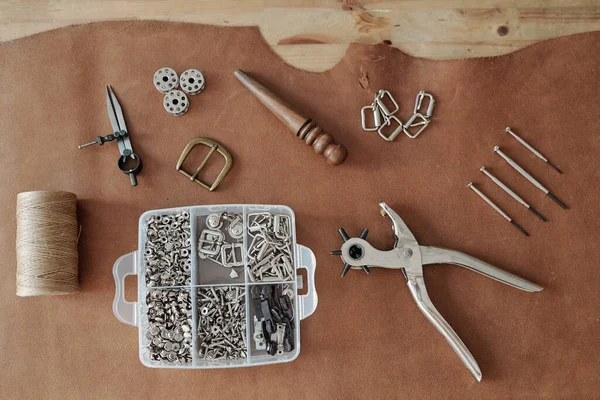 Kreativer Hintergrund Bestehend Aus Handwerkzeugen Behältern Mit Vorräten Fäden Und — Stockfoto