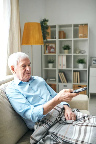 Contenido Relajado Anciano Con Manta Las Piernas Sentado Sofá Uso — Foto de Stock