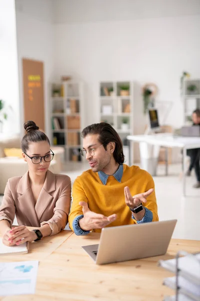 Giovane Imprenditore Fiducioso Che Spiega Dati Online Suo Collega Mentre — Foto Stock