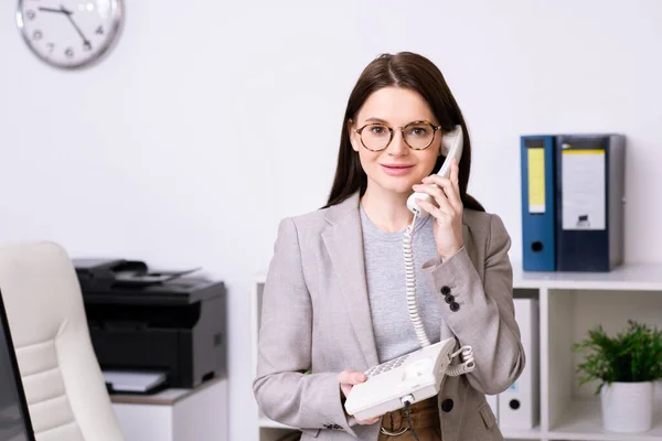 Joven Mujer Morena Ocupada Gerente Oficina Gafas Ropa Formal Hablando —  Fotos de Stock