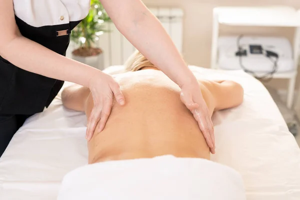 Unerkannter Therapeut Streichelt Frau Während Körpermassage Spa Verfahren — Stockfoto